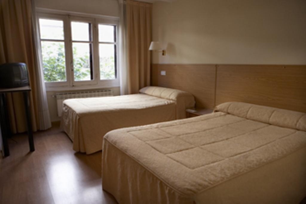 Hostal Bezana Burgos Bagian luar foto