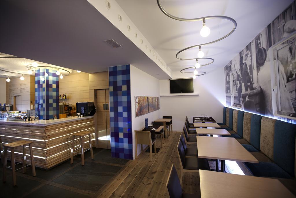 Hostal Bezana Burgos Bagian luar foto